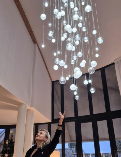 Magdalena Toplanska et le luminaire Lure