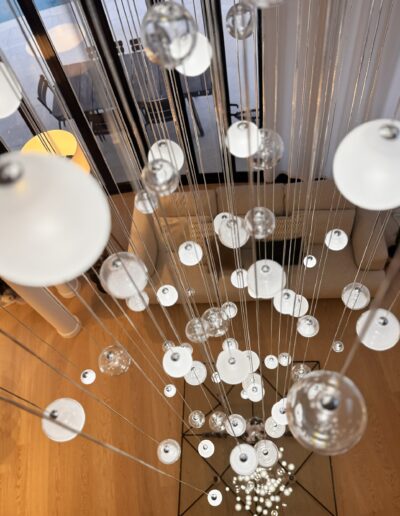 détail de la nuée de sphères du luminaire lure