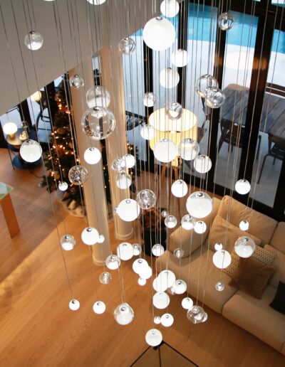 détail du luminaire Lure avec sa nuée de sphères