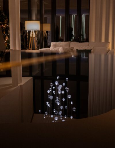 luminaire Lure avec son reflet dans la laque du piano pour un projet particulier dans une villa à Montpellier, France