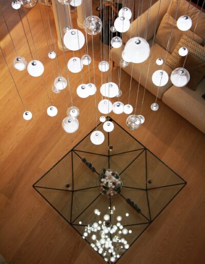 luminaire Lure avec son reflet dans la table basse du salon pour un projet particulier dans une villa à Montpellier, France