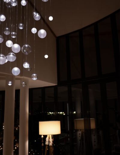 luminaire Lure de nuit avec ses sphères éclairées pour un projet particulier dans une villa à Montpellier, France