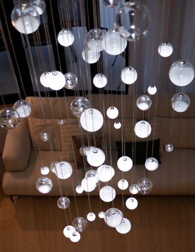 luminaire Lure de nuit avec ses sphères transparentes, gradient et sablées pour un projet particulier dans une villa à Montpellier, France