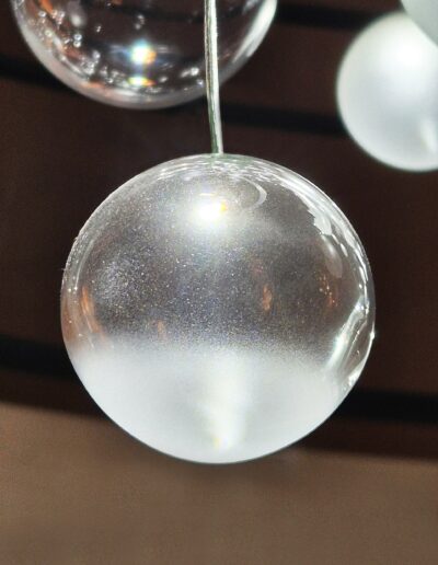 luminaire Lure détail d'un sphère en verre semi-gradient pour un projet particulier dans une villa à Montpellier, France