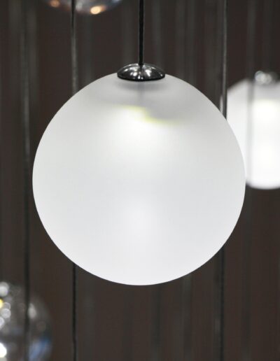 luminaire Lure détail d'une sphère en verre satiné pour un projet particulier dans une villa à Montpellier, France