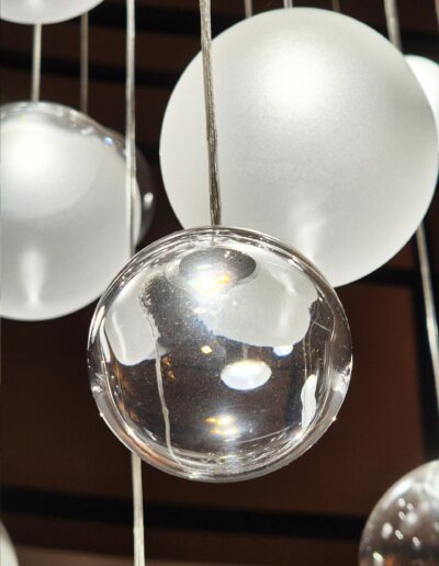 luminaire Lure détail d'une sphère en verre transparent pour un projet particulier dans une villa à Montpellier, France