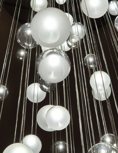 luminaire Lure et sa nuée de sphères pour un projet particulier dans une villa à Montpellier, France