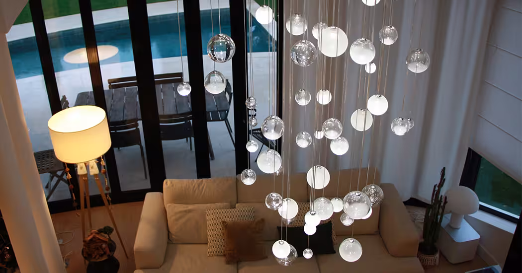 luminaire scénographique Lure avec ses sphères en verre transparent, satiné et gradient, pour un projet particulier dans une villa à Montpellier, France