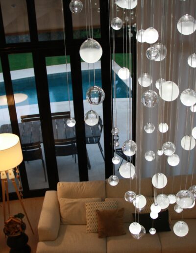 nuée de sphères du luminaire lure dans une résidence privée à Montpllier, France
