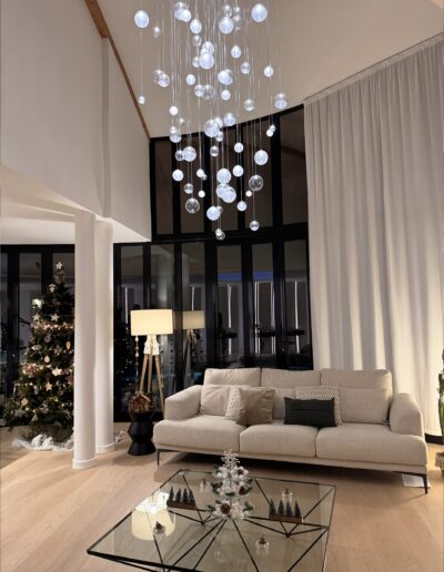 vue d'ensemble du luminaire Lure dans son environnement, une résidence privée à Montpellier, France